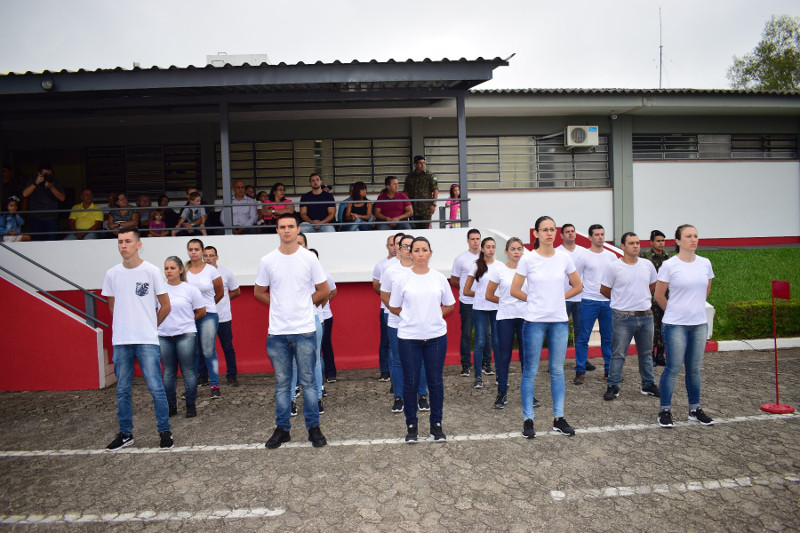 Exército Brasileiro - O 1º Grupo de Artilharia Antiaérea - Rio de  Janeiro/RJ - realiza formatura de conclusão do Estágio Básico de Sargentos  Temporários EBST 2013.